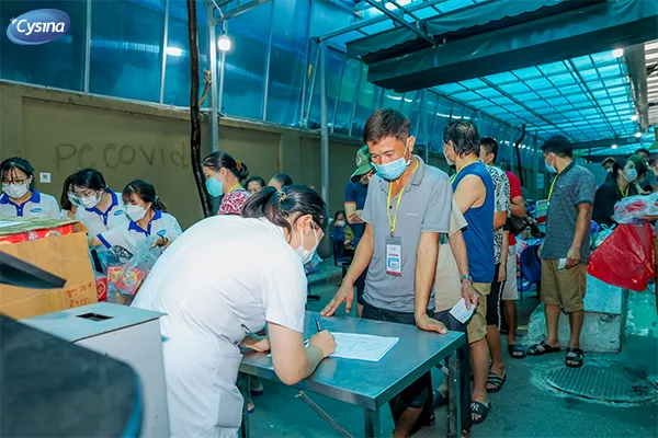 Cysina tặng quà cho người bệnh