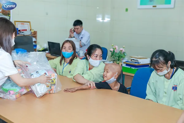 Cysina tặng quà Trung thu cho bệnh nhi đang điều trị tại viện K Tân Triều