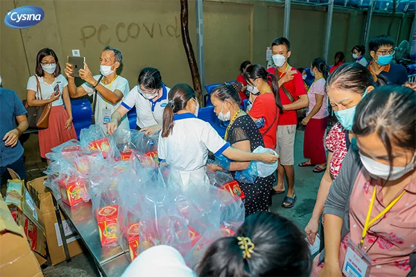 Cysina tặng quà 