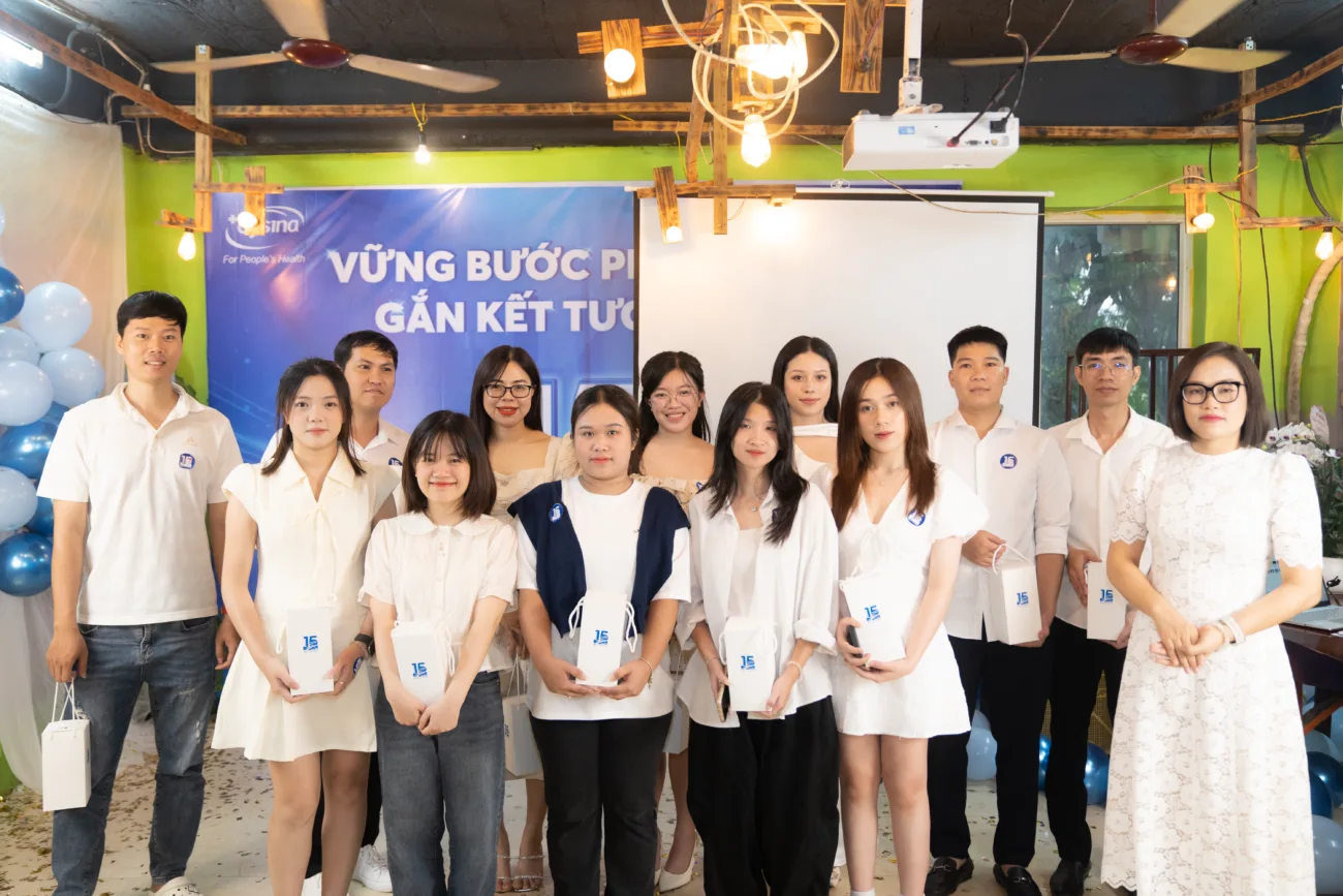 Trao quà cán bộ nhân viên